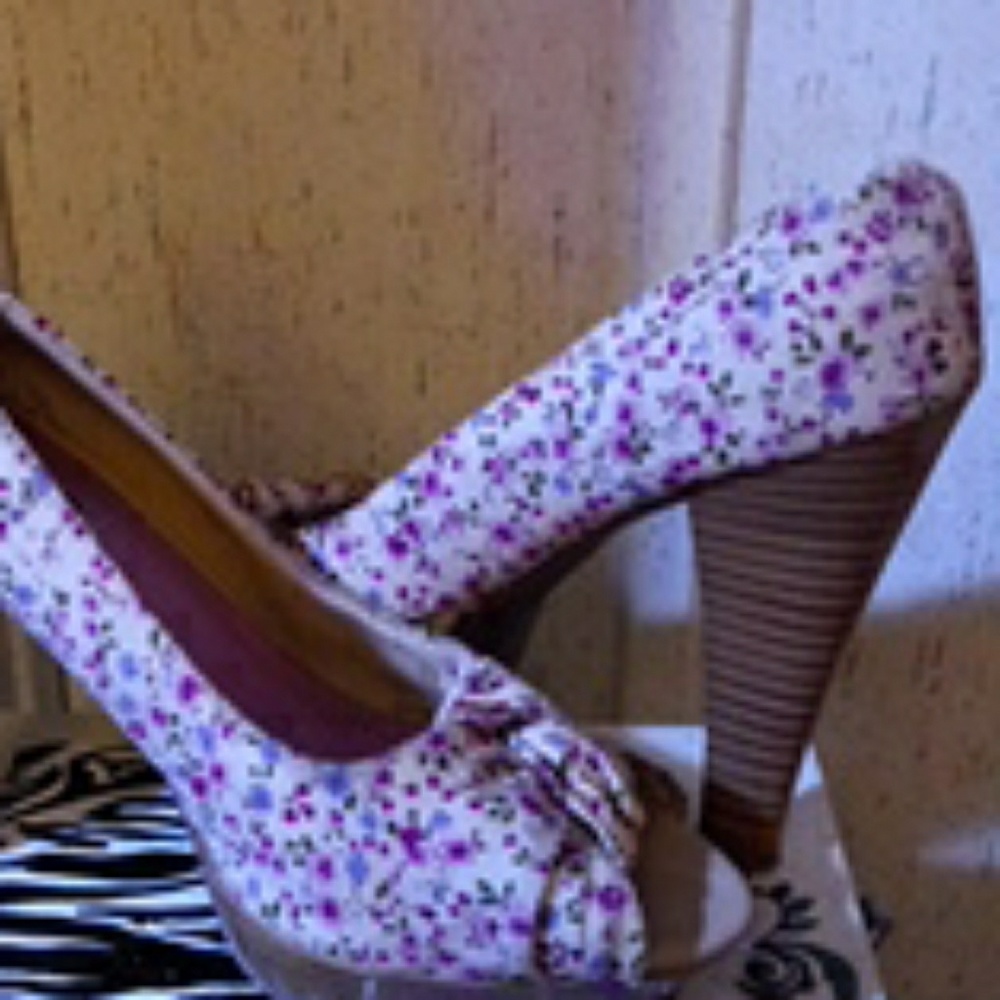 Heels - Picture 2 of 2